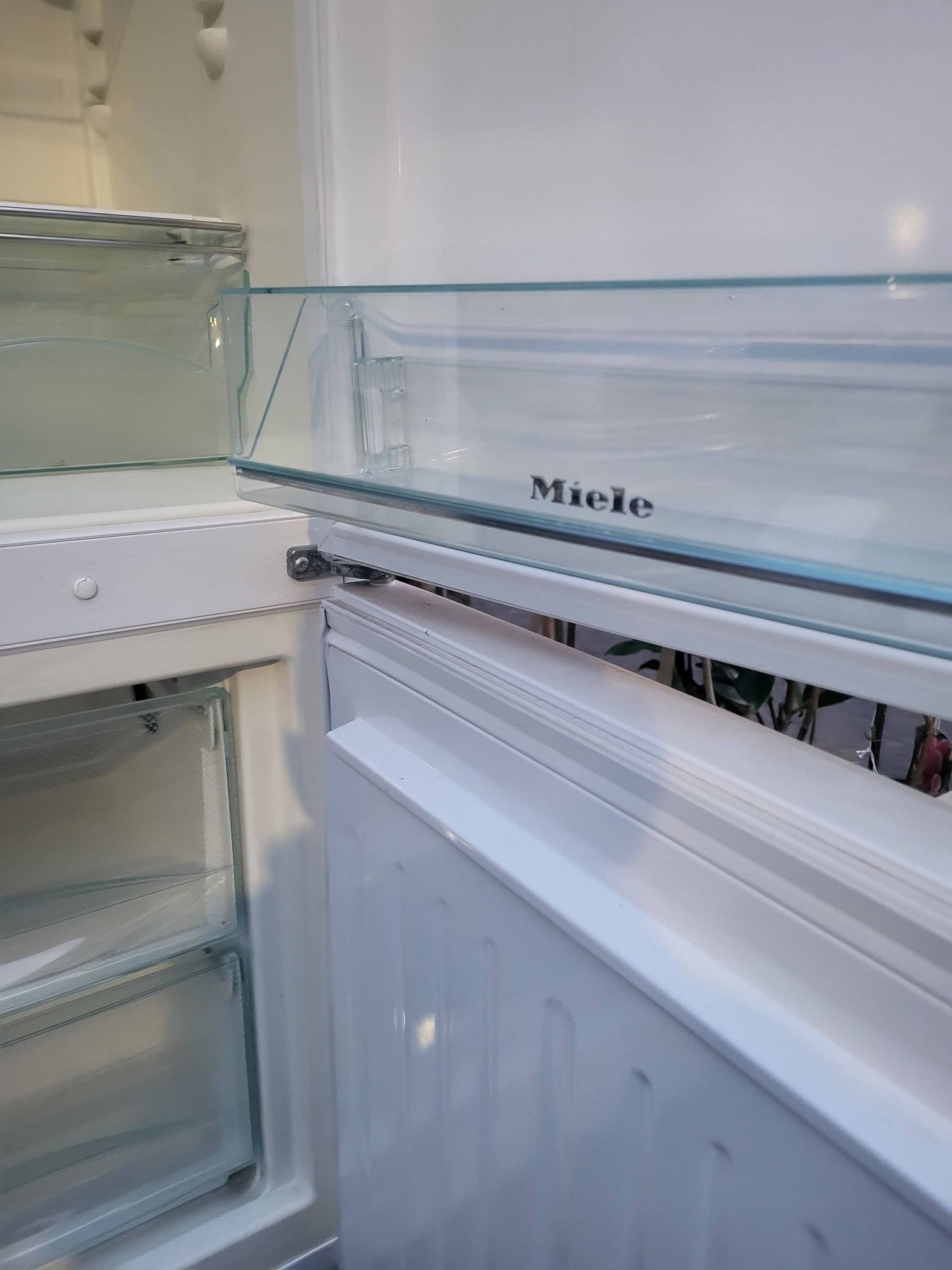 Combina frigorifica Miele – frigider premium cu congelator, perfecta pentru casa sau pensiune - Imagine 2