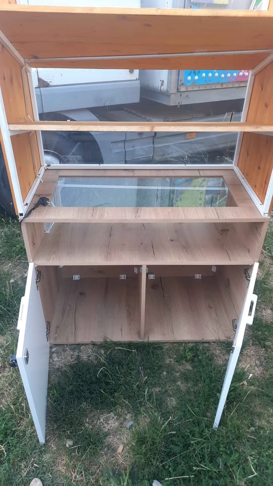 Vitrina / mobilier expunere pentru patiserie, cofetarie sau cafenea – cu iluminare LED