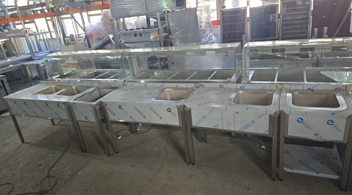 Linie autoservire inox cu vitrine reci si spalatoare profesionale – HoReCa