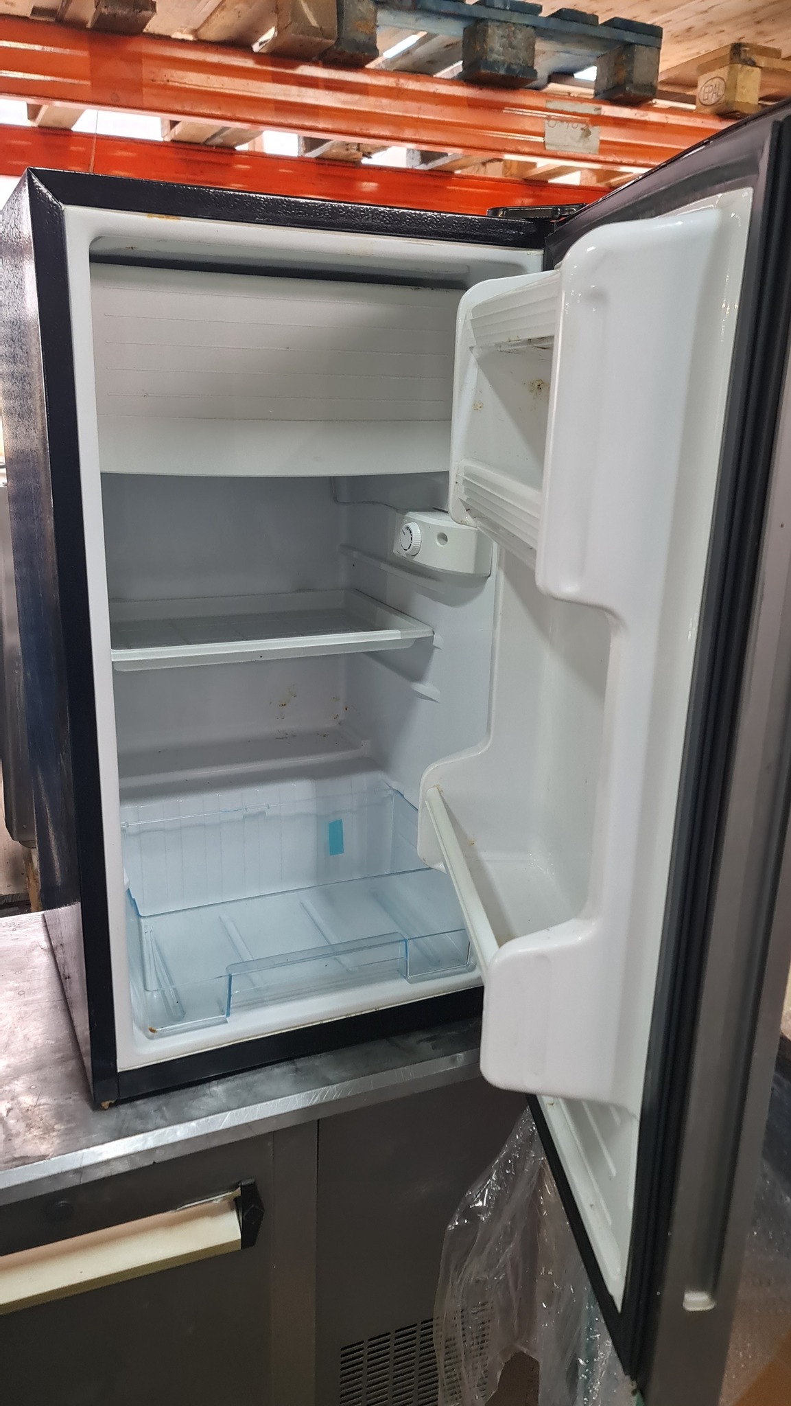 Frigider de Bar cu Congelator Interior si Usa Neagra – Compact si Economic