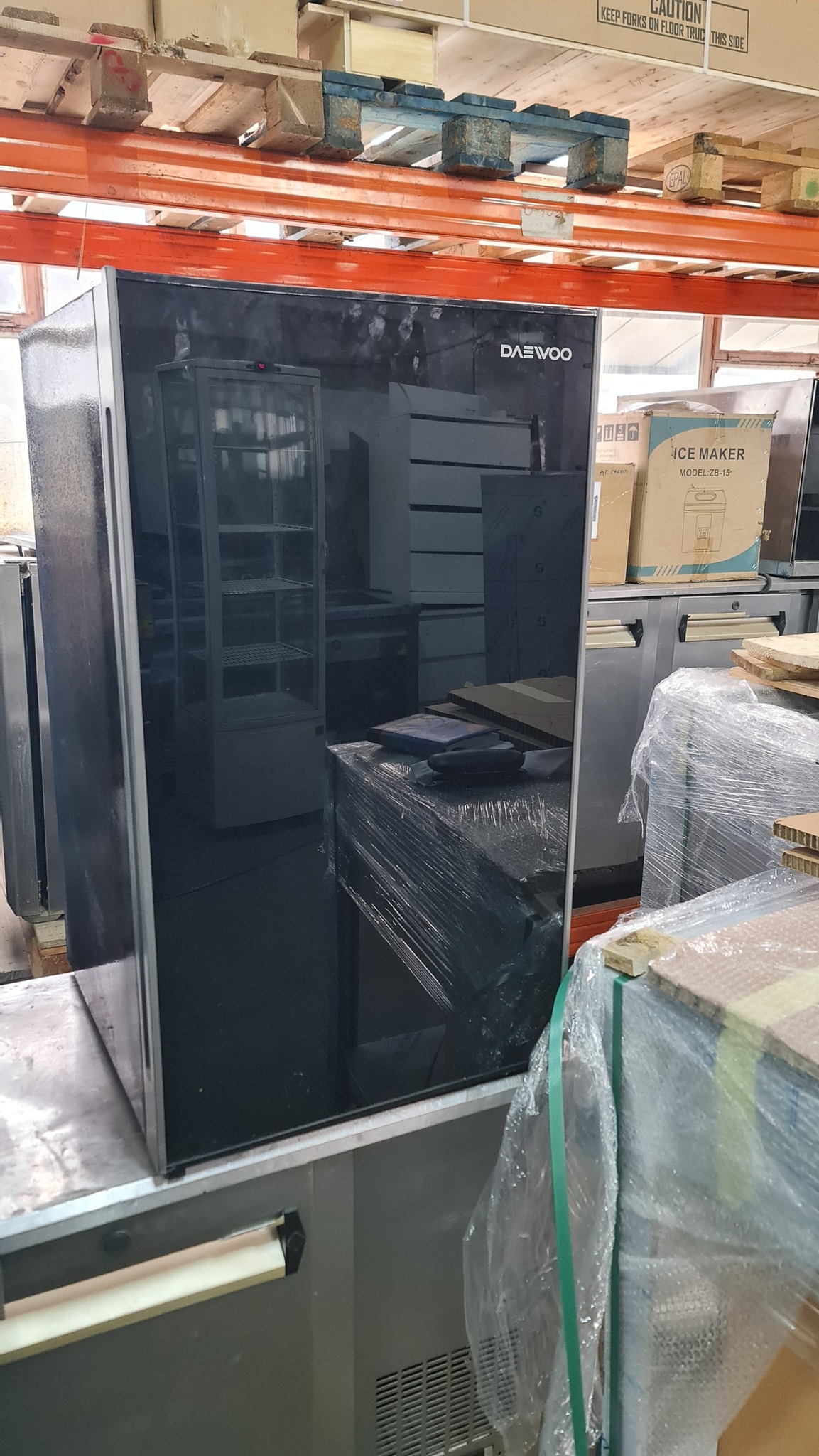 Frigider de Bar cu Congelator Interior si Usa Neagra – Compact si Economic - Imagine 2