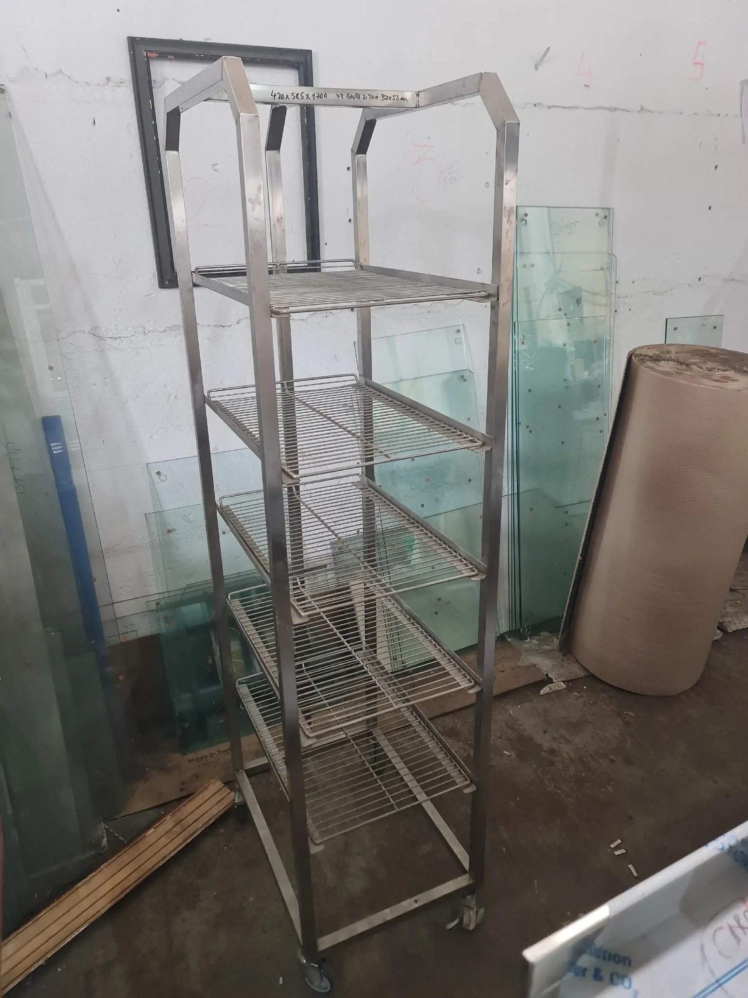 Rastel Inox Profesional pentru 5 Tavi – Ideal pentru Brutarii, Patiserii si Cofetarii