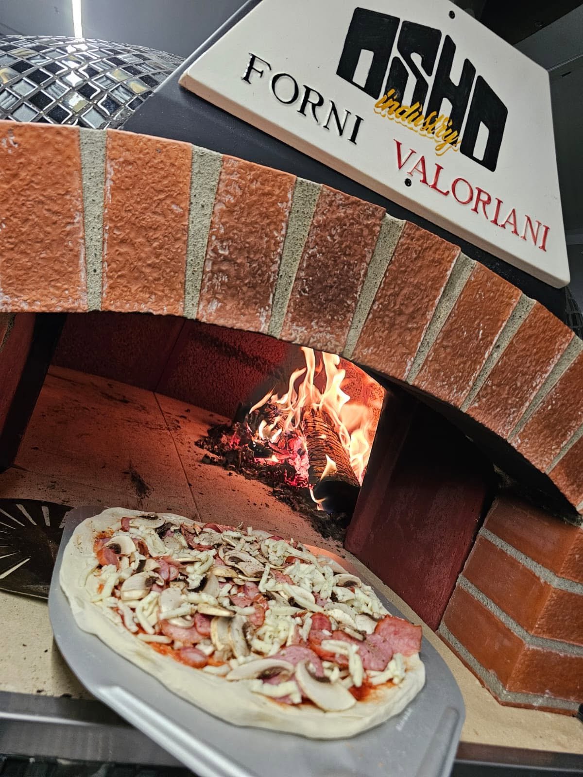 Food Truck Pizza Premium Complet Echipat - Investitie Inteligenta pentru Festivaluri si Evenimente
