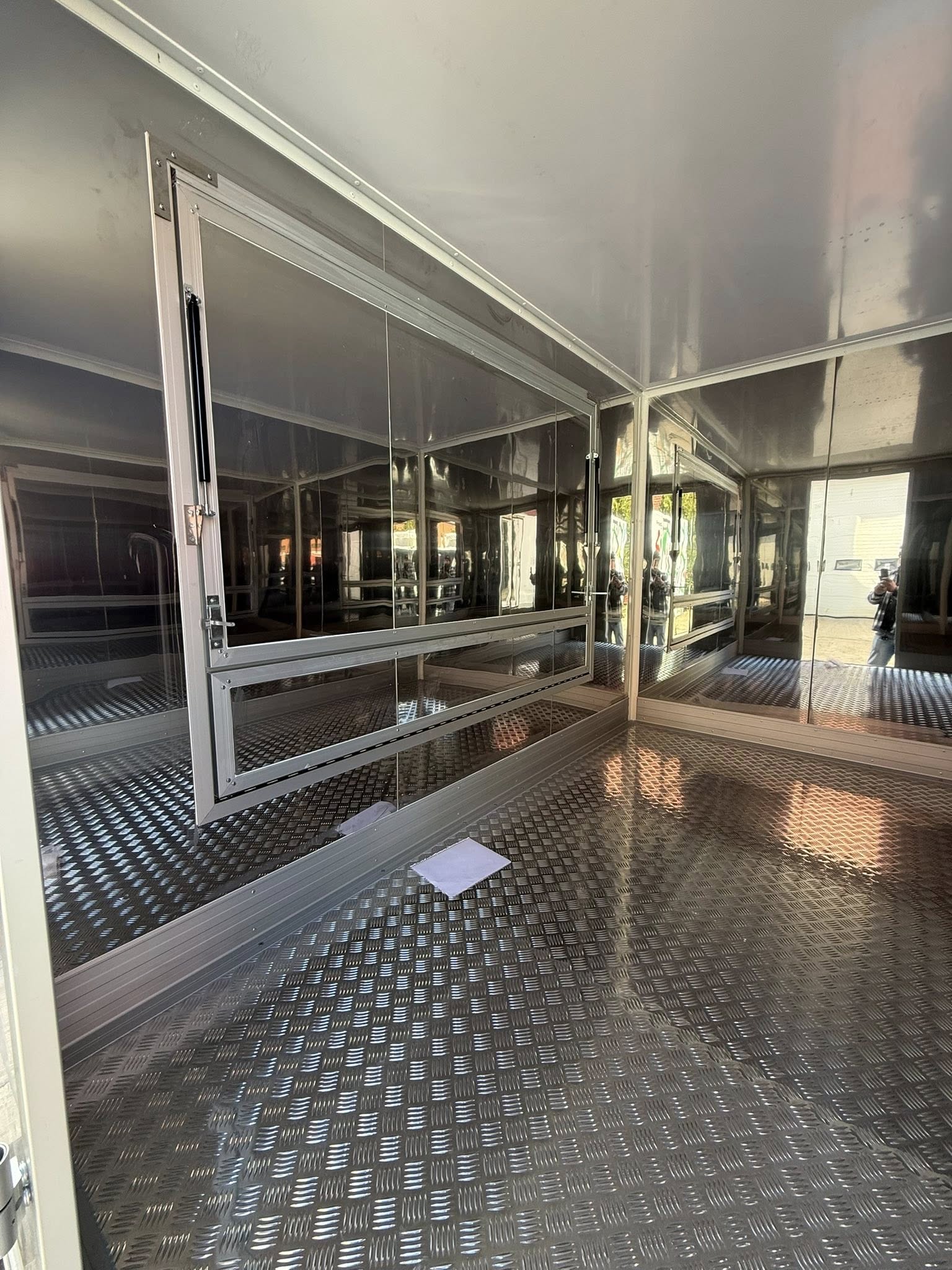 Productie Proprie HoReCa - Mobilier, Structuri Metalice, Food Truck-uri si Echipamente Profesionale - Imagine 2