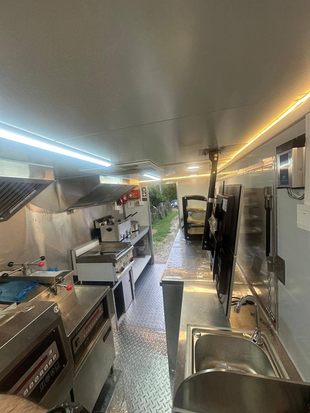 Food Truck Profesional Complet Echipat - Afacere la Cheie pentru Festivaluri si Evenimente - Imagine 2