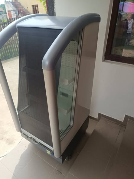 Vitrine Frigorifice Profesionale cu Perdea de Aer Rece – 20 Bucati Disponibile