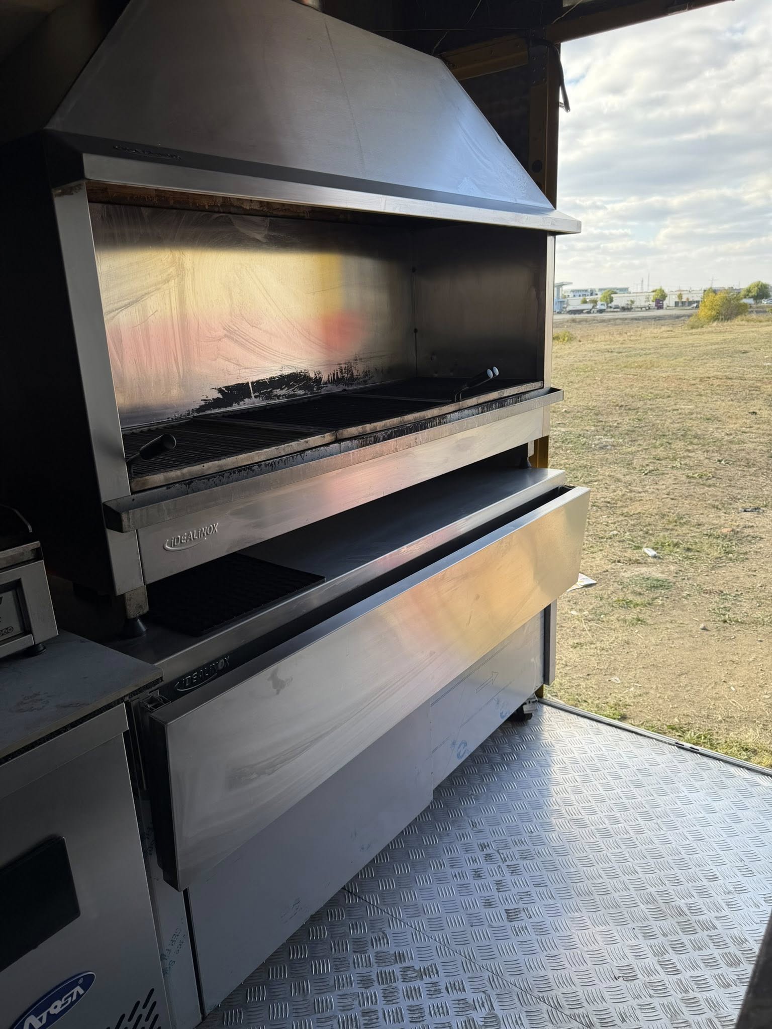 Food Truck Premium pe Iveco Daily – Complet Echipat pentru Profit din Prima Zi - Imagine 4
