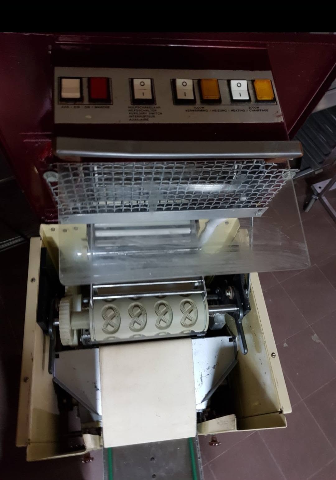Masina automata Kalmeijer pentru covrigei, biscuiti si saratele – complet revizuita - Imagine 2