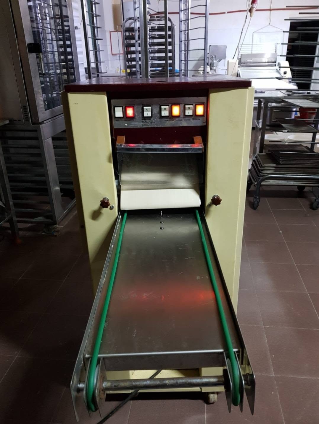 Echipament profesional Kalmeijer pentru productie covrigei si biscuiti – gata de lucru