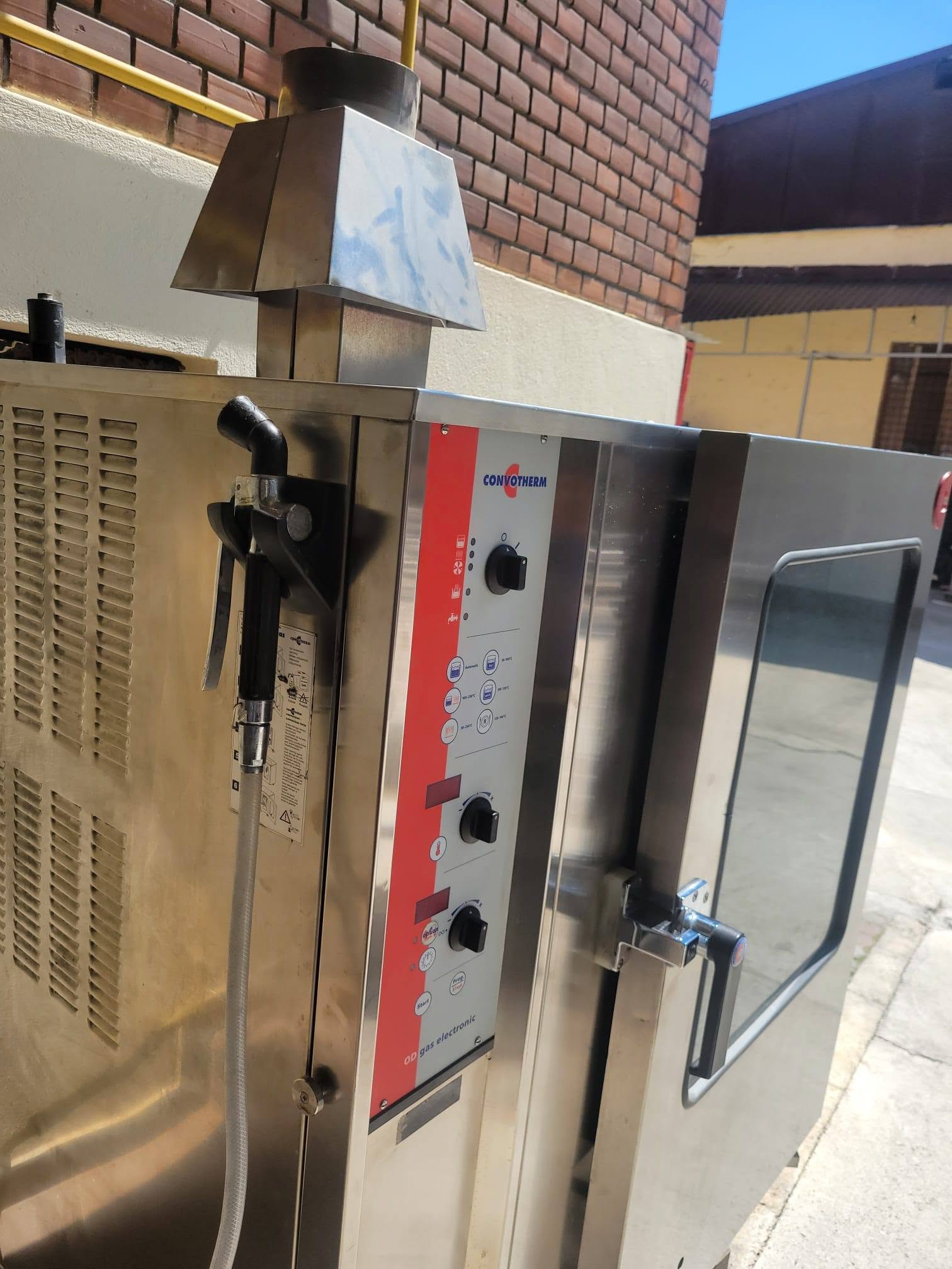 Cuptor profesional Convotherm pe gaz cu carucior mobil – capacitate mare pentru HoReCa - Imagine 2