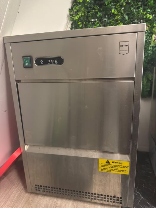 Masina de gheata Metro Professional 24 kg/zi – Ideala pentru Cafenea, Bar si HoReCa