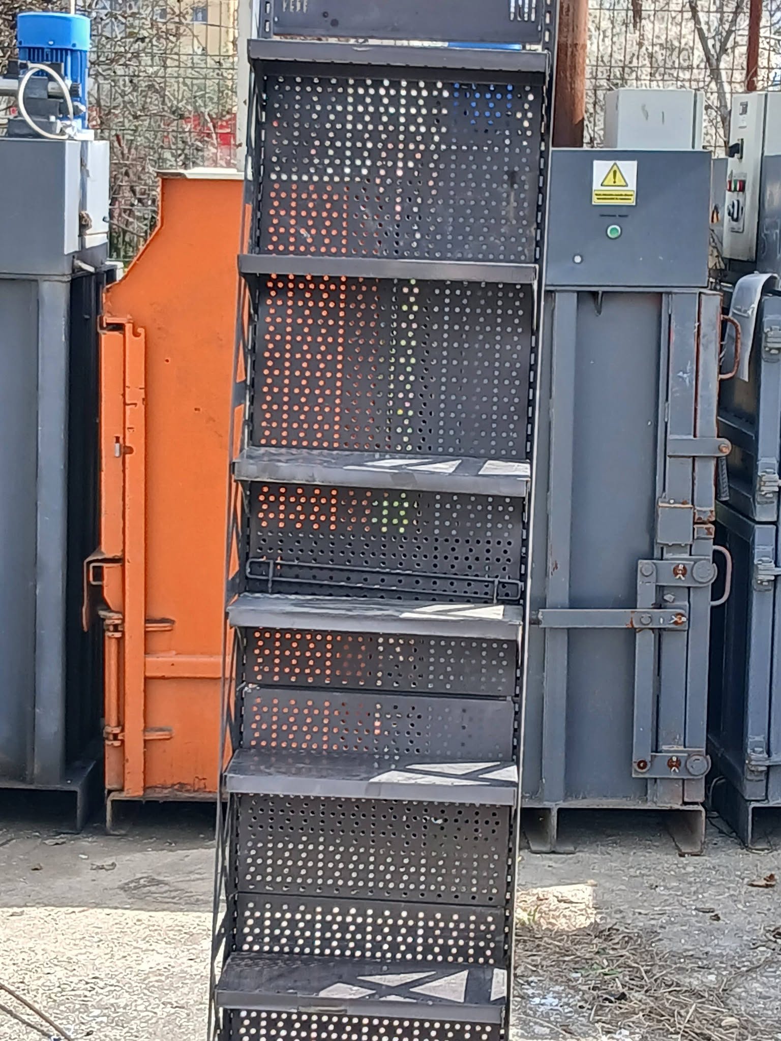 Rafturi Metalice de Expunere pentru Magazine si Spatii Comerciale – Stoc Disponibil - Imagine 2