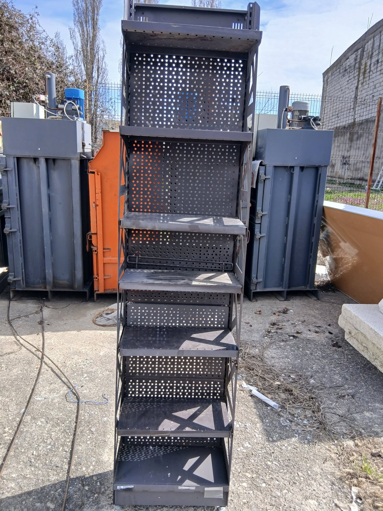 Rafturi Metalice de Expunere pentru Magazine si Spatii Comerciale – Stoc Disponibil - Imagine 3
