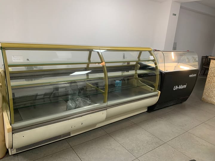 Vitrina Frigorifica Profesionala pentru Patiserie si Cofetarie – Model Mare cu 3 Etaje