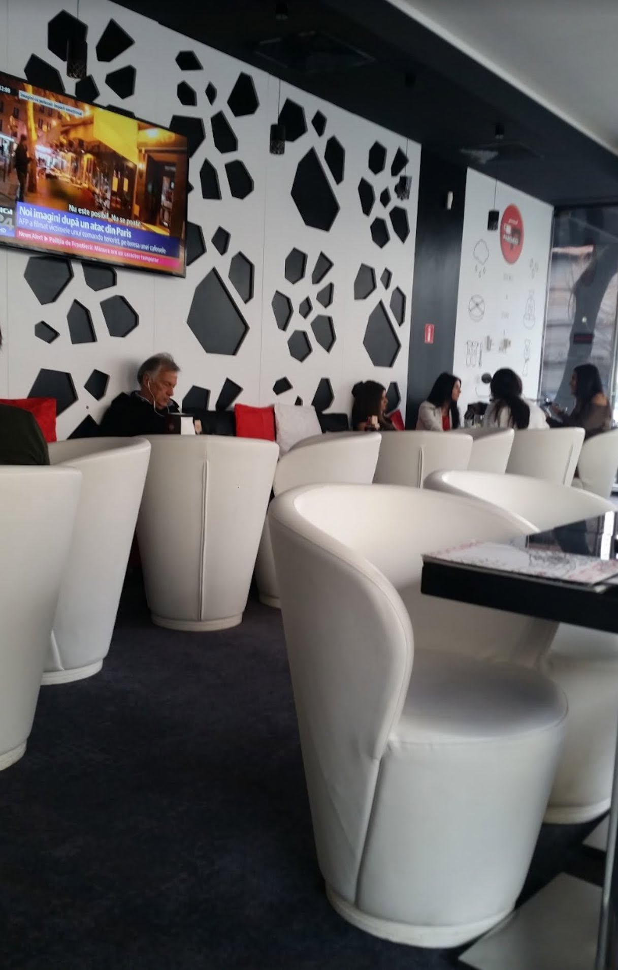Fotolii Lounge si Mese cu Sticla Antisoc pentru Cafenea, Bar sau Restaurant