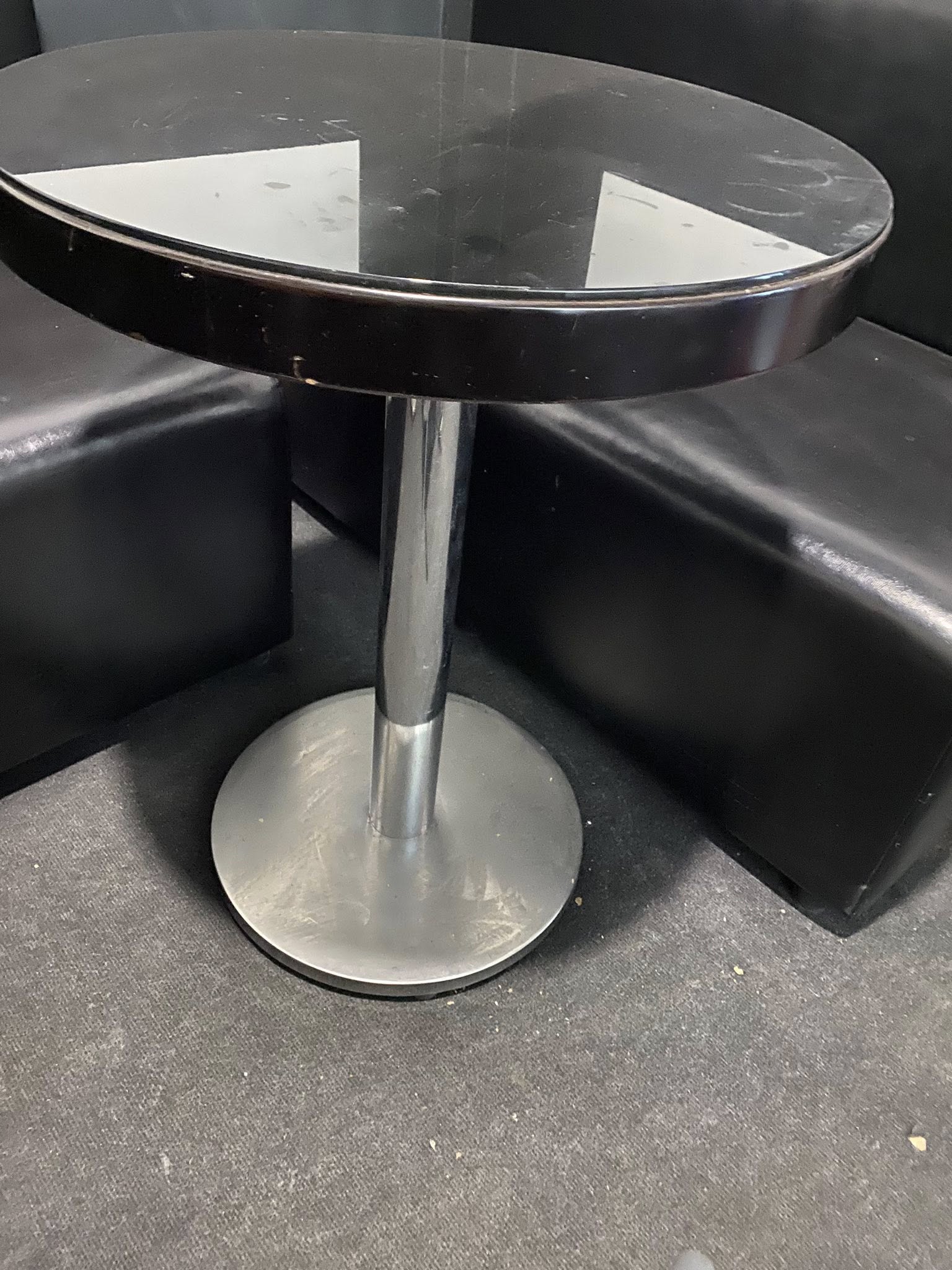 Mese HoReCa cu Blat din Stejar si Sticla Antisoc – Design Elegant pentru Cafenele si Restaurante