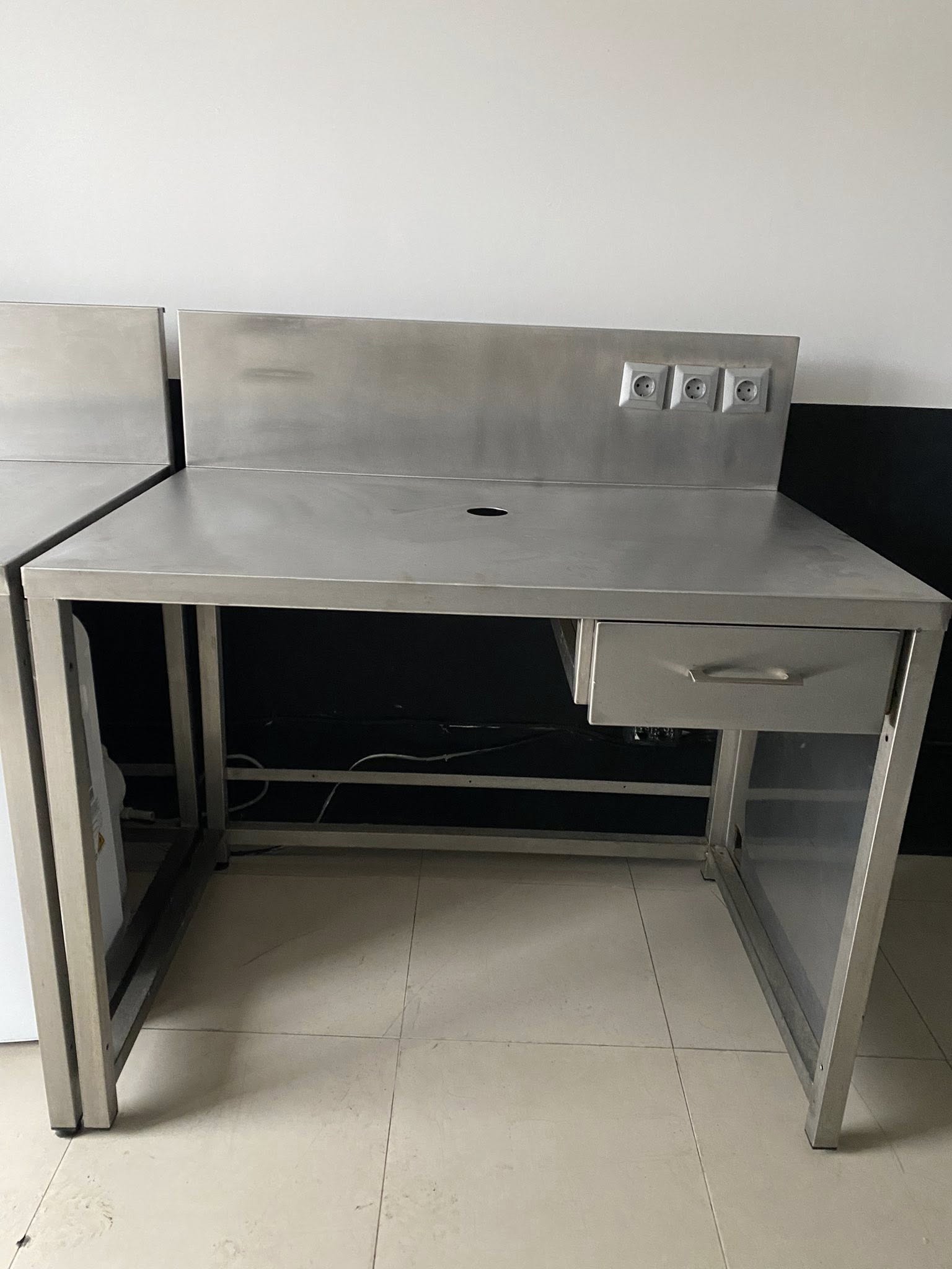 Masa Profesionala din Inox cu Sertar si Prize Integrate – Ideala pentru HoReCa