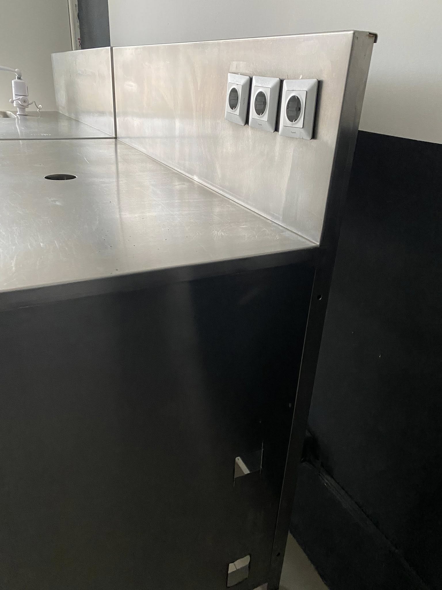 Masa Profesionala din Inox cu Sertar si Prize Integrate – Ideala pentru HoReCa - Imagine 3