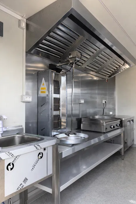 Rulota Shaorma si Kebab Profesionala food truck  Complet Echipata pentru Fast Food si Street Food - Imagine 2