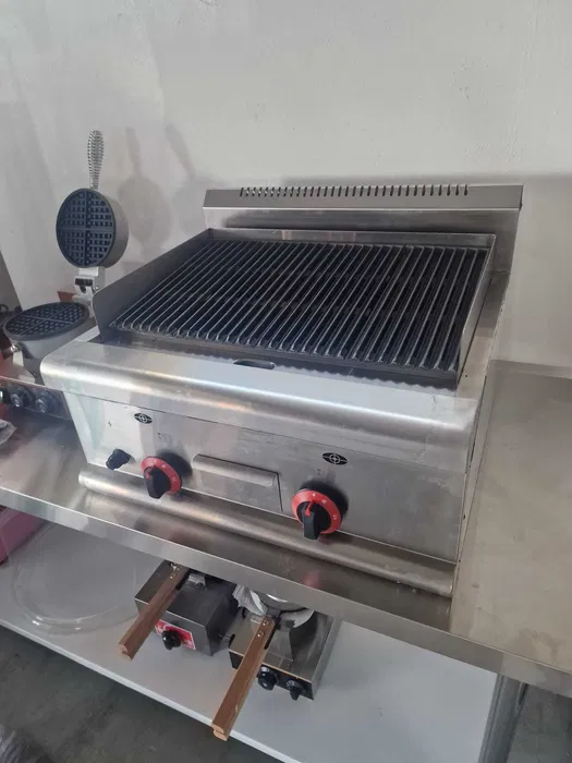 Grill profesional pe gaz cu roca vulcanica, plita din fonta si constructie din inox