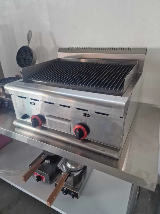 Grill profesional pe gaz cu roca vulcanica, plita din fonta si constructie din inox - Imagine 2