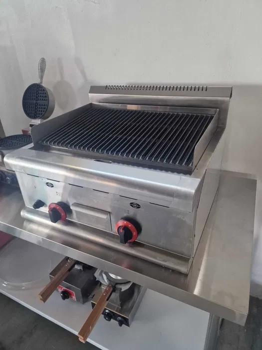 Grill profesional pe gaz cu roca vulcanica, plita din fonta si constructie din inox - Imagine 4