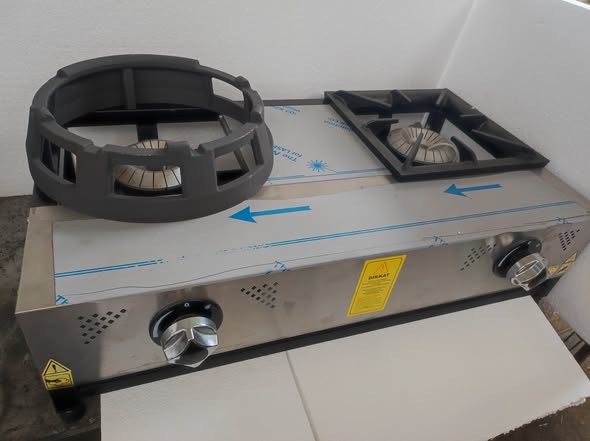 Oferta Aragaz Profesional 6 Ochiuri 150x100x85 cm - Putere Mare pentru Oale si Cratite Mari | Transport Gratuit