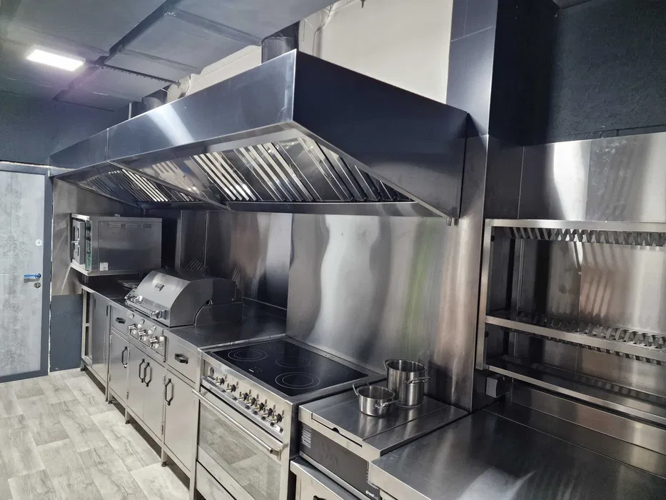 Mobilier Inox la Comanda pentru HoReCa – Mese, Hote, Spalatoare si Echipamente Personalizate