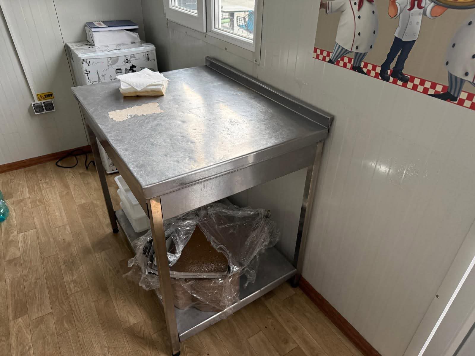 Masa Profesionala din Inox cu Polita si Rebord – Bucatarie HoReCa