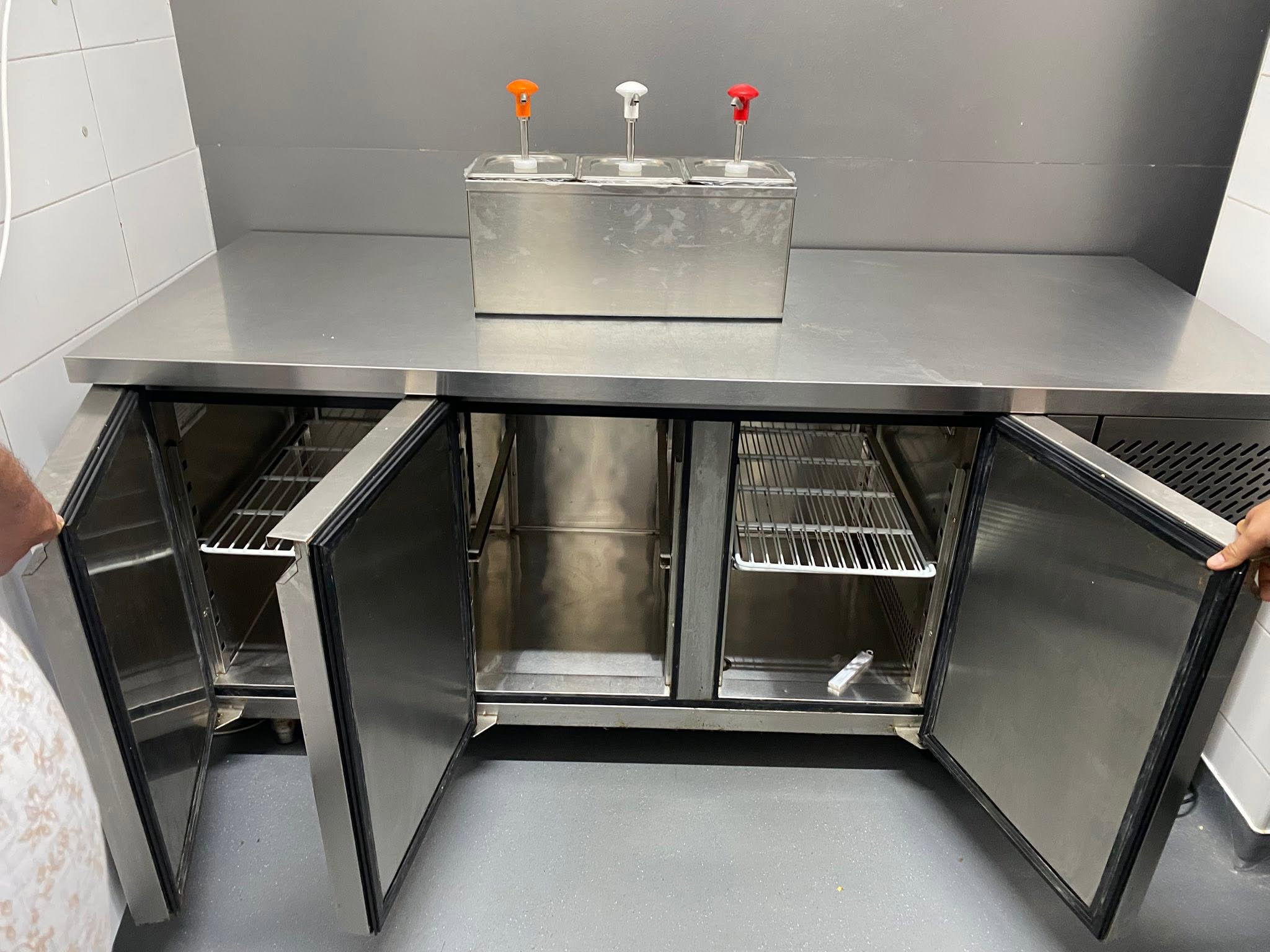 Masa Rece Profesionala cu 4 Usi din Inox – Frigider de Lucru pentru Restaurante, Pizzerii si Fast Food