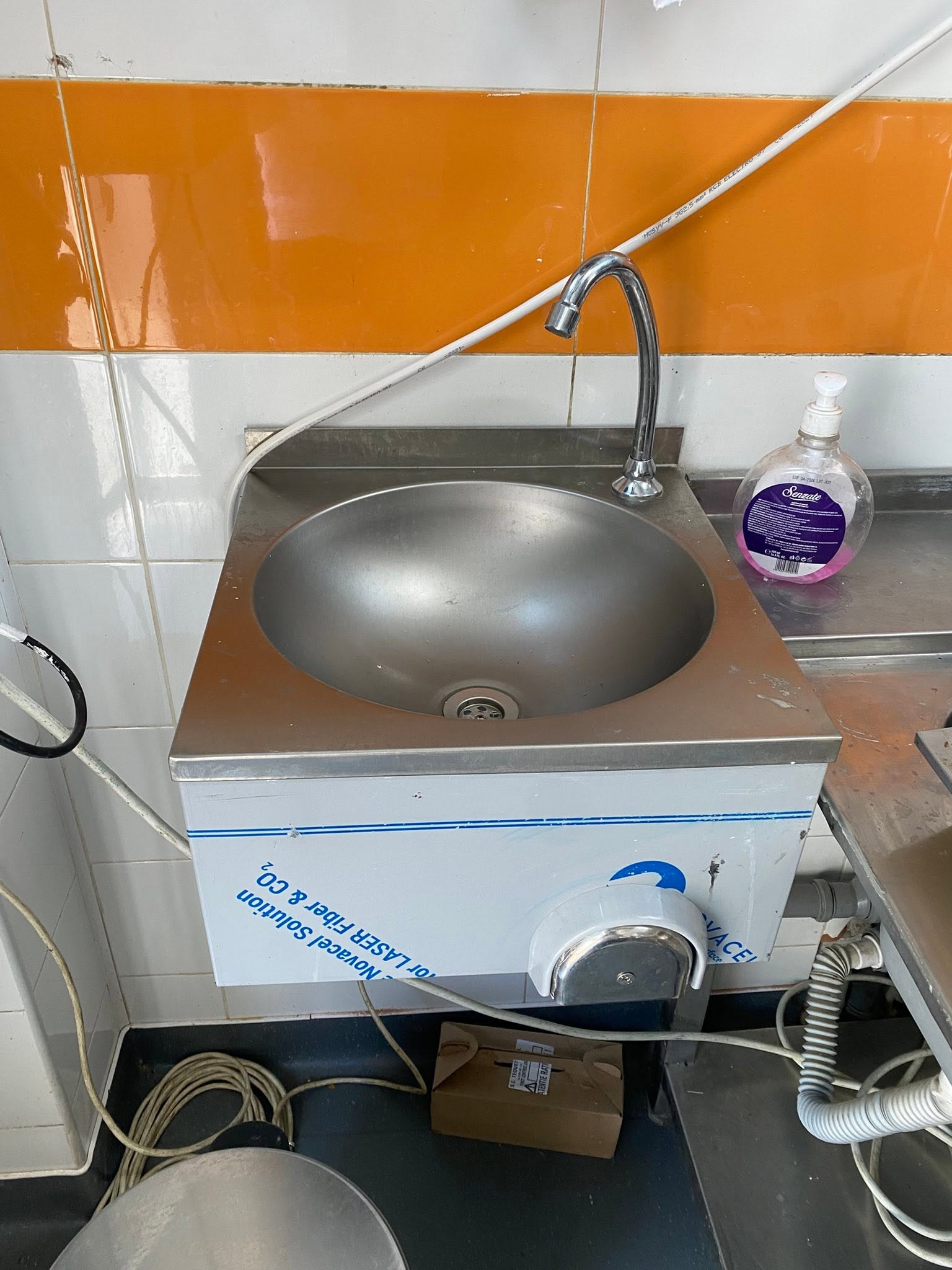 Chiuveta Profesionala de Mana din Inox cu Actionare la Genunchi – Ideala pentru Restaurante si Bucatarii HoReCa
