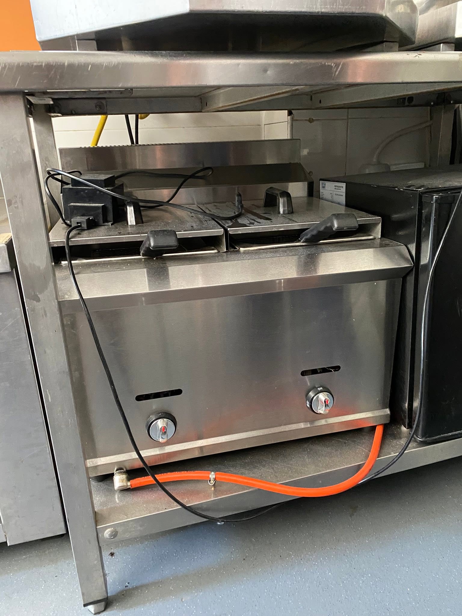 Friteuza Profesionala pe Gaz cu 2 Cuve – Ideala pentru Restaurante, Fast Food si Food Truck