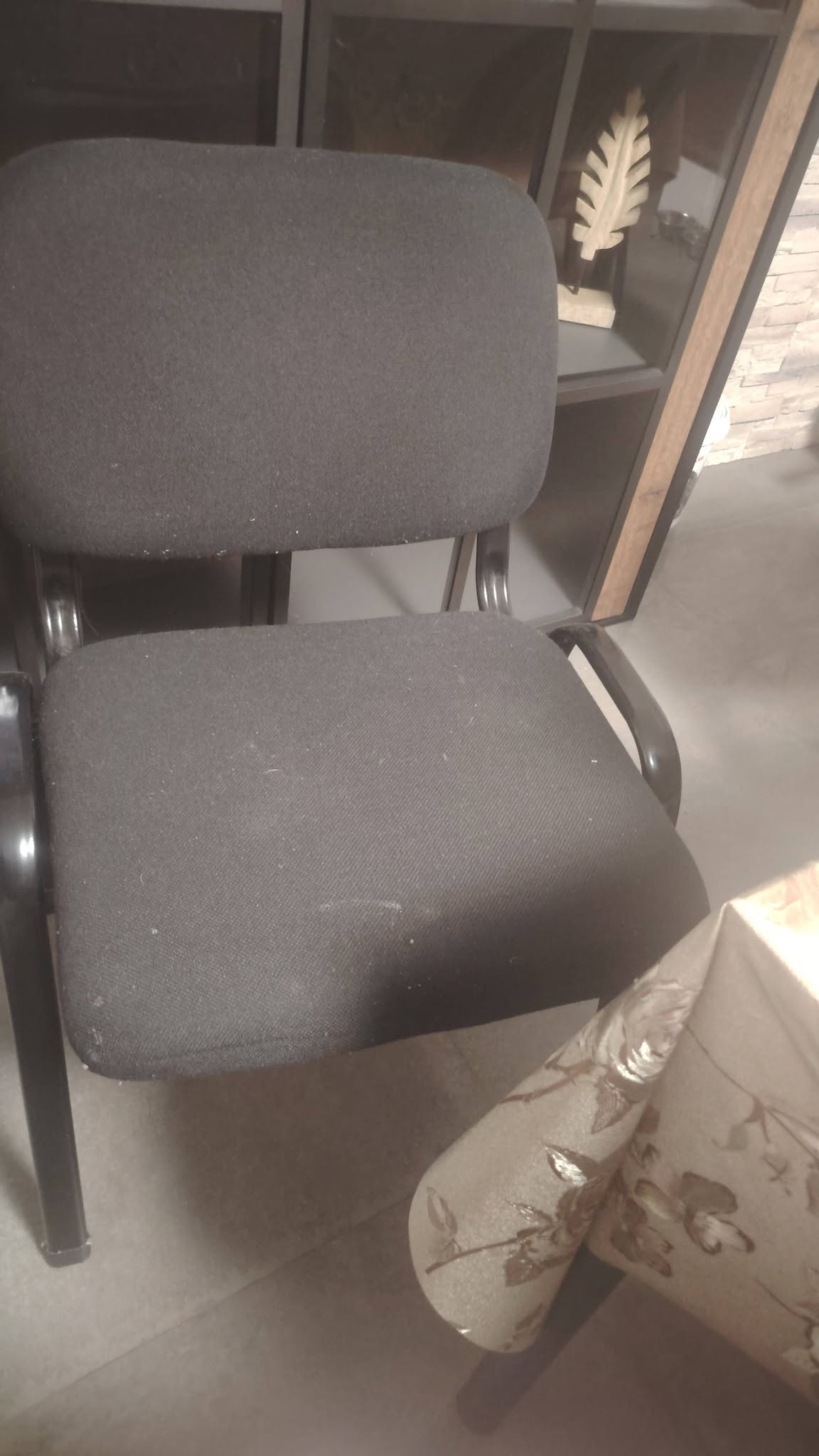 Scaun vizitator tapitat pentru birouri, restaurante, sali de asteptare, sali de conferinta si HoReCa