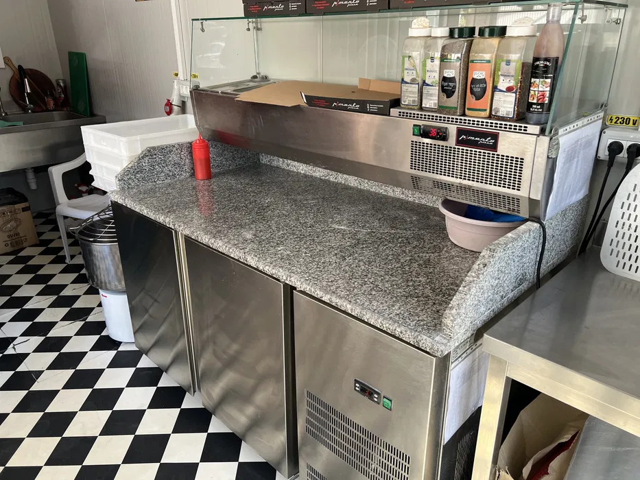 Container modular HoReCa complet utilat – ideal pentru pizzerie, fast-food sau street food