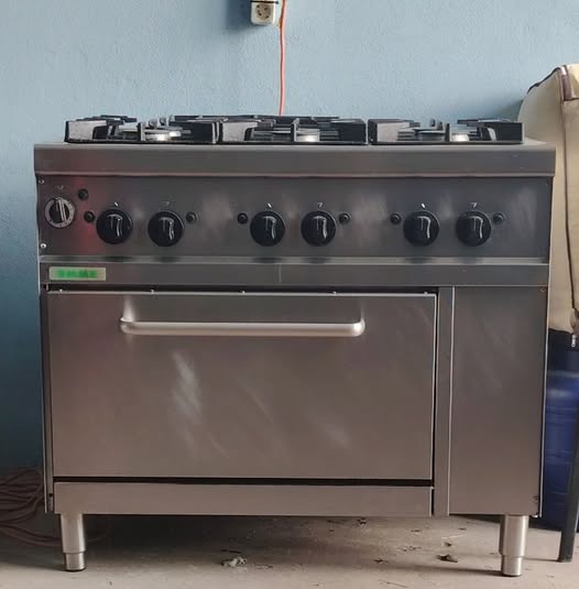 Aragaz profesional pe gaz cu cuptor inox - 6 ochiuri pentru restaurant, fast food, cantina, horeca
