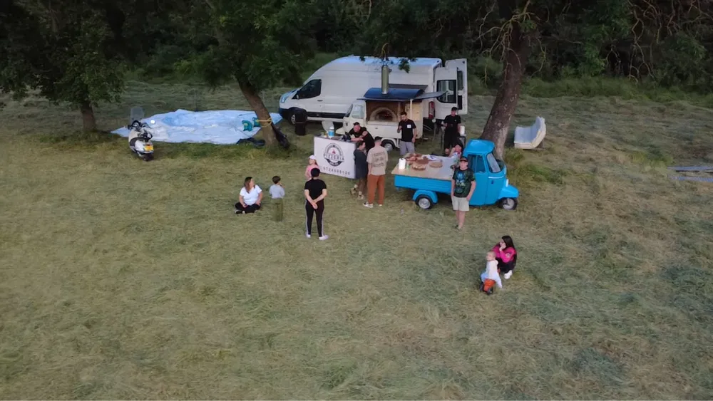 Pizzerie mobila pentru evenimente - Pizza autentica pe lemne, preparata la locatie - Imagine 2