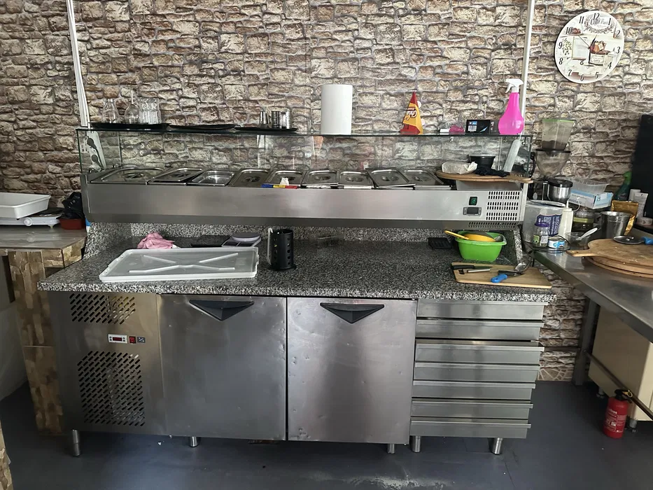 Masa frigorifica pizza profesionala cu vitrina ingrediente - blat granit, sertare si vitrina refrigerata | SH