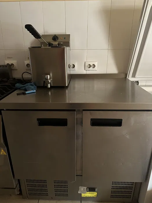 Masa frigorifica profesionala cu 2 usi + friteuza electrica profesionala - Set complet pentru restaurante si fast-food | SH