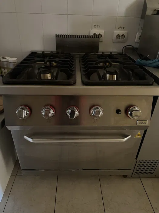 Aragaz profesional pe gaz cu 4 arzatoare si cuptor - Echipament HoReCa pentru restaurante | SH