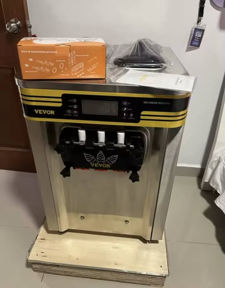 Masina profesionala de inghetata VEVOR NOUA - 2200W, 2+1 arome, productivitate 20-26 L/ora - Imagine 2