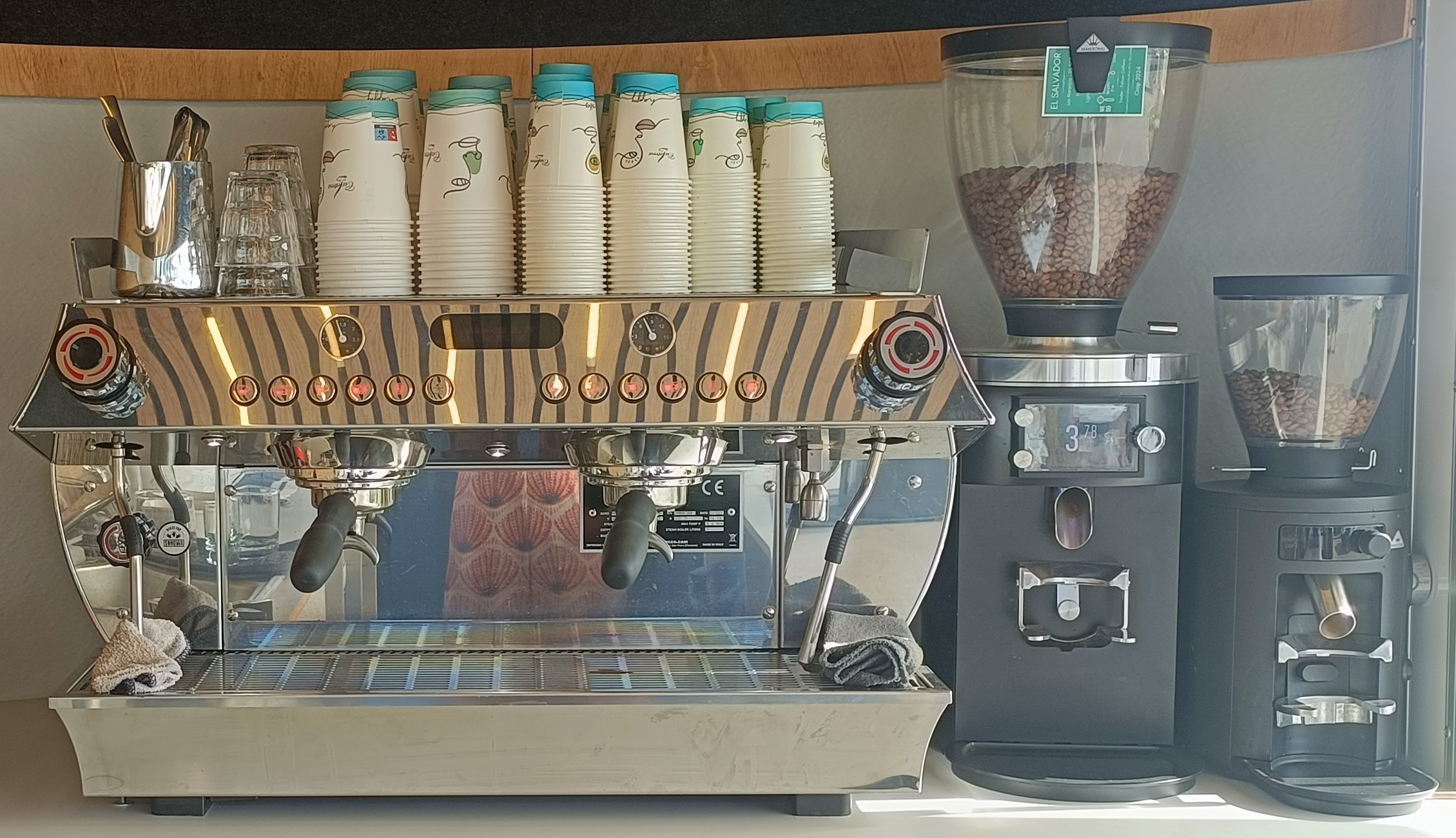 Inchiriere espressor La Marzocco GB5 cu 2 rasnite Mahlkonig