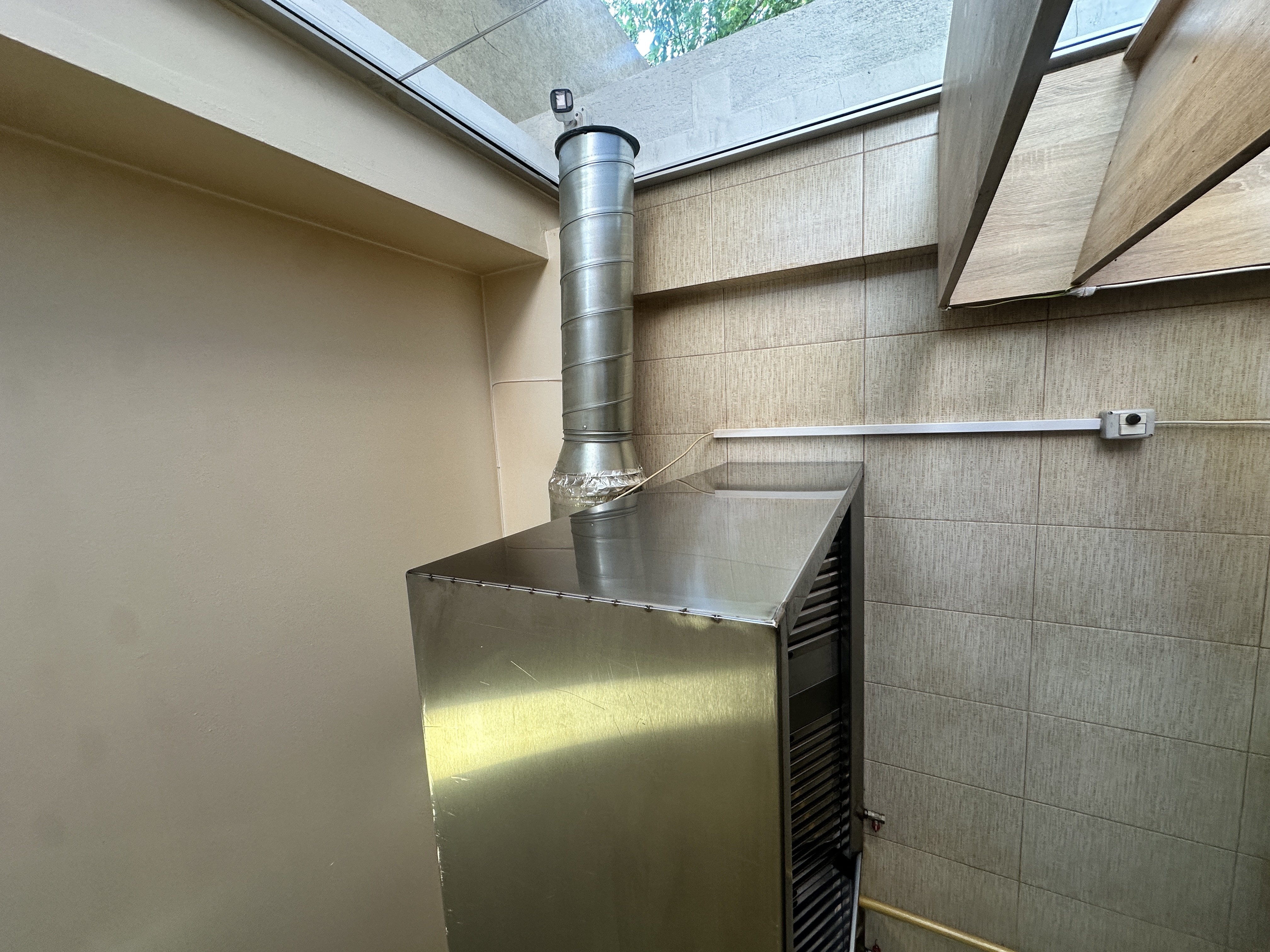 Hotă profesională cu motor - inox cu motor si tubulatura completa – set 2 hote pentru restaurante, pizzerii si bucatarii HoReCa - Imagine 3