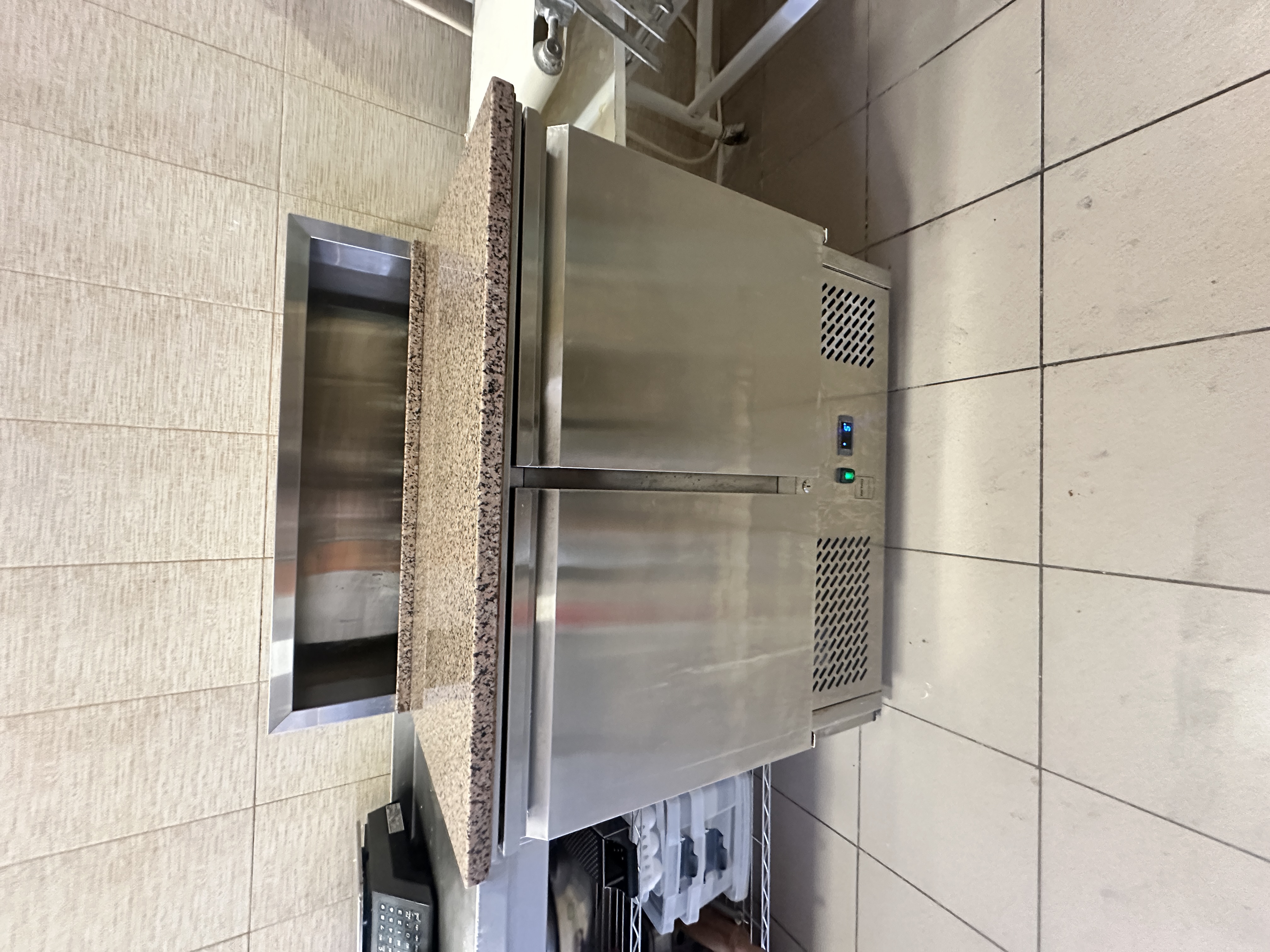 Frigider/masă de pizza - Masa pizza frigorifica METRO Professional 2025 cu vitrina ingrediente inclusa – masa refrigerata pentru pizzerie
