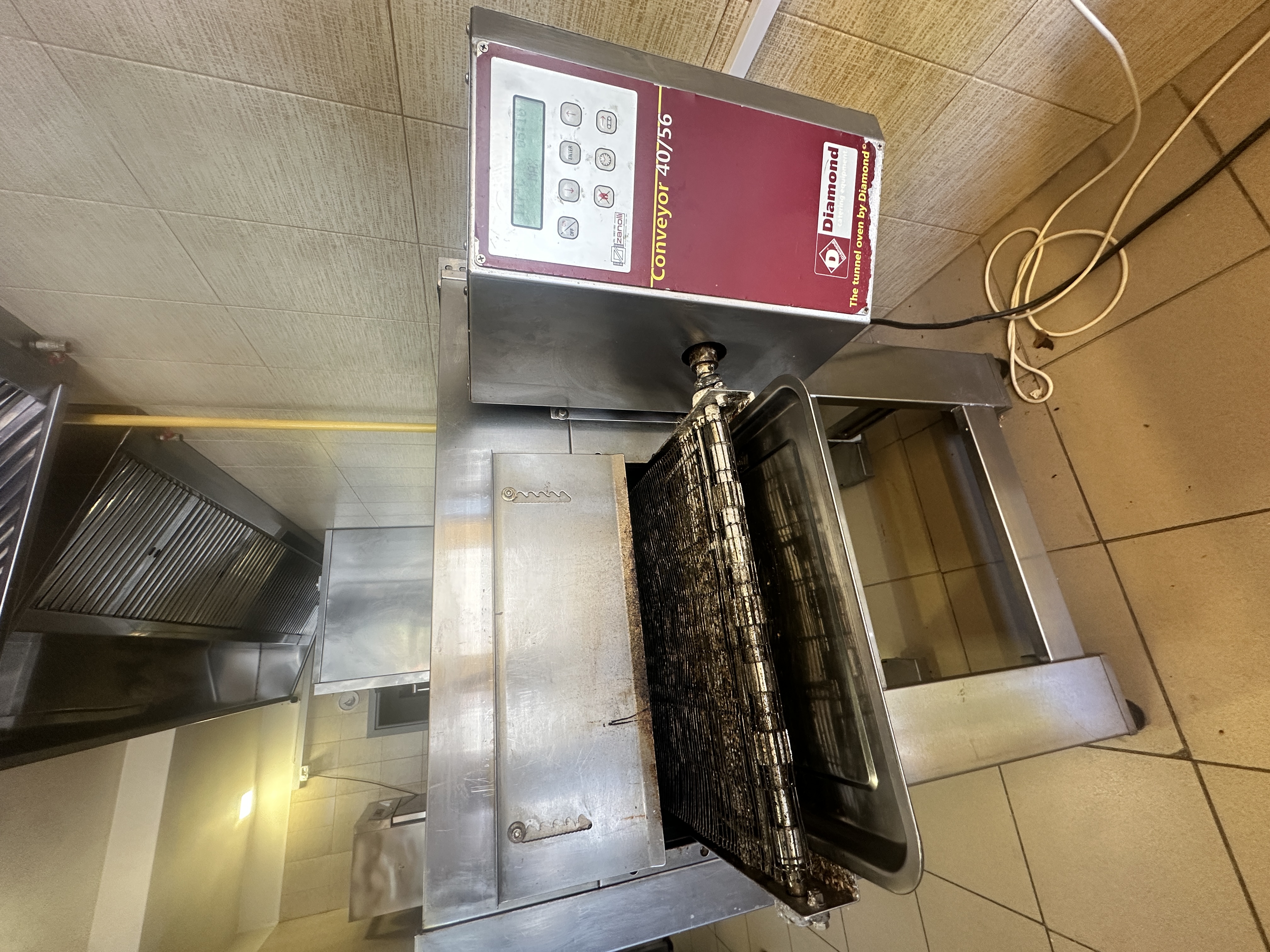 Cuptor de pizza/covrigi - Cuptor profesional cu banda transportoare pentru pizza, covrigi si produse de panificatie – 220V, cu suport inclus