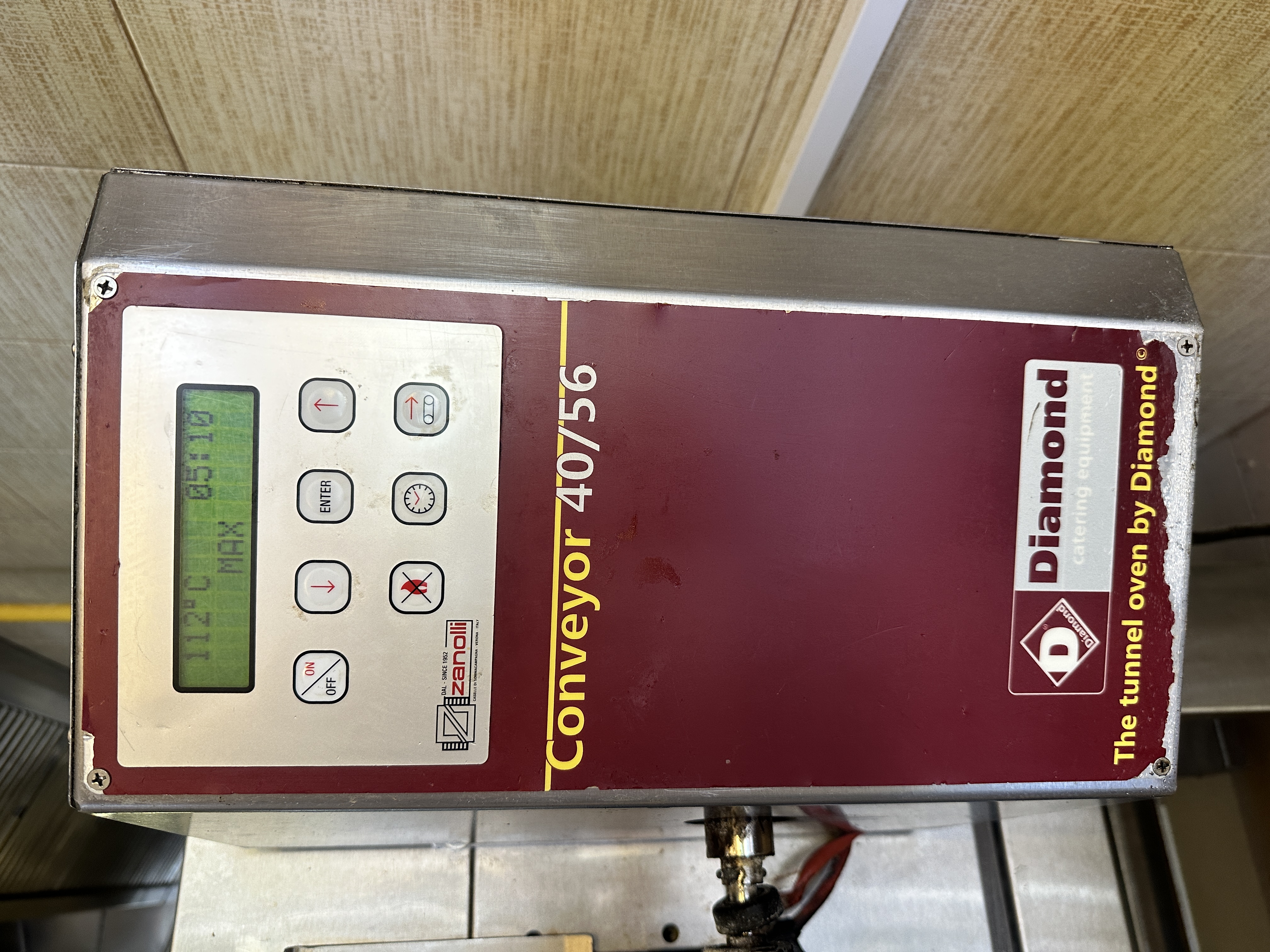 Cuptor de pizza/covrigi - Cuptor profesional cu banda transportoare pentru pizza, covrigi si produse de panificatie – 220V, cu suport inclus - Imagine 2