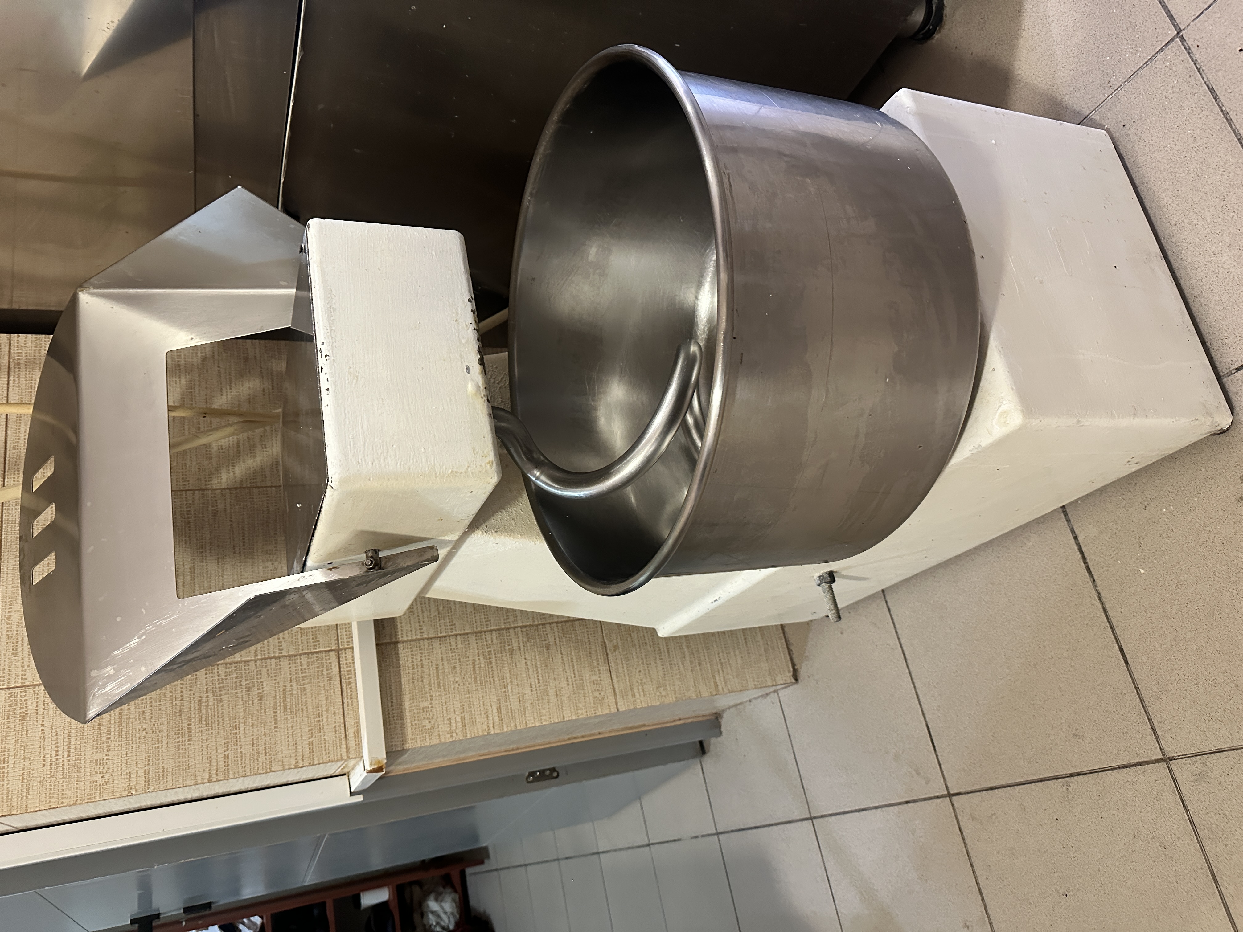Malaxor Profesional - Malaxor profesional cu brat spirala – capacitate 10 kg faina, ideal pentru pizzerii, brutarii si patiserii