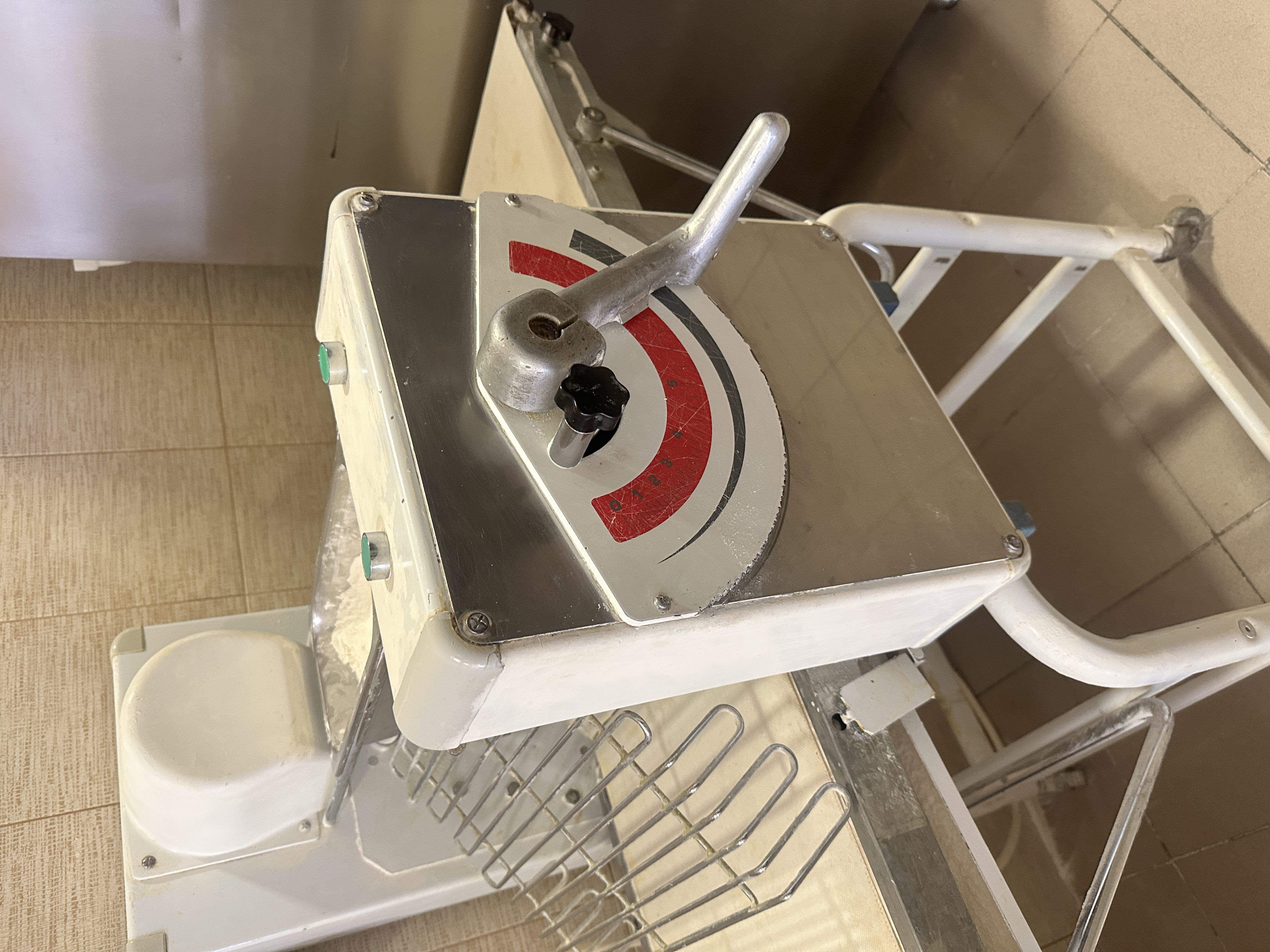 Turator Profesional - aluat | Masina de intins aluat pentru patiserie, panificatie, pizzerie si covrigarie