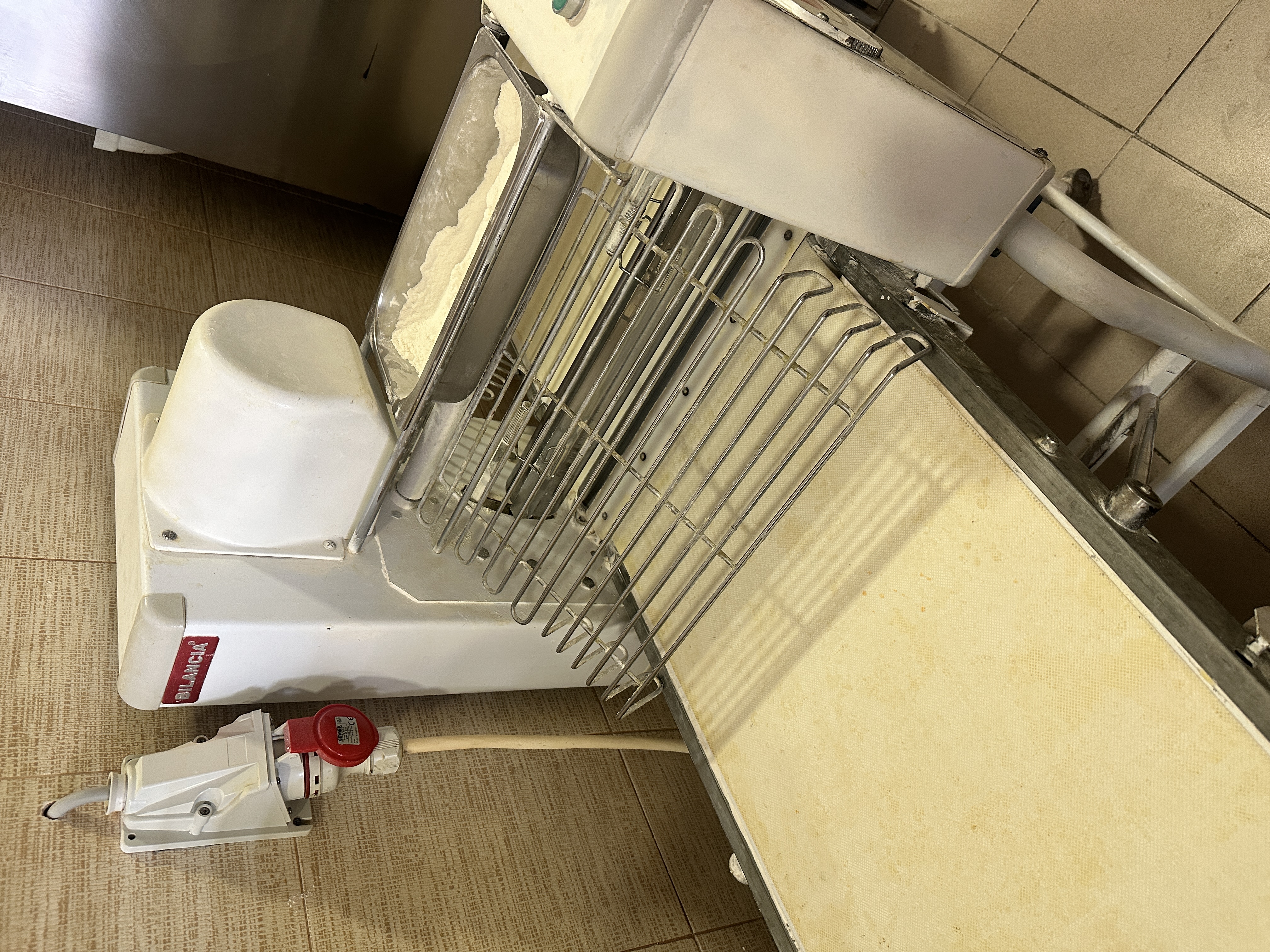Turator Profesional - aluat | Masina de intins aluat pentru patiserie, panificatie, pizzerie si covrigarie - Imagine 2