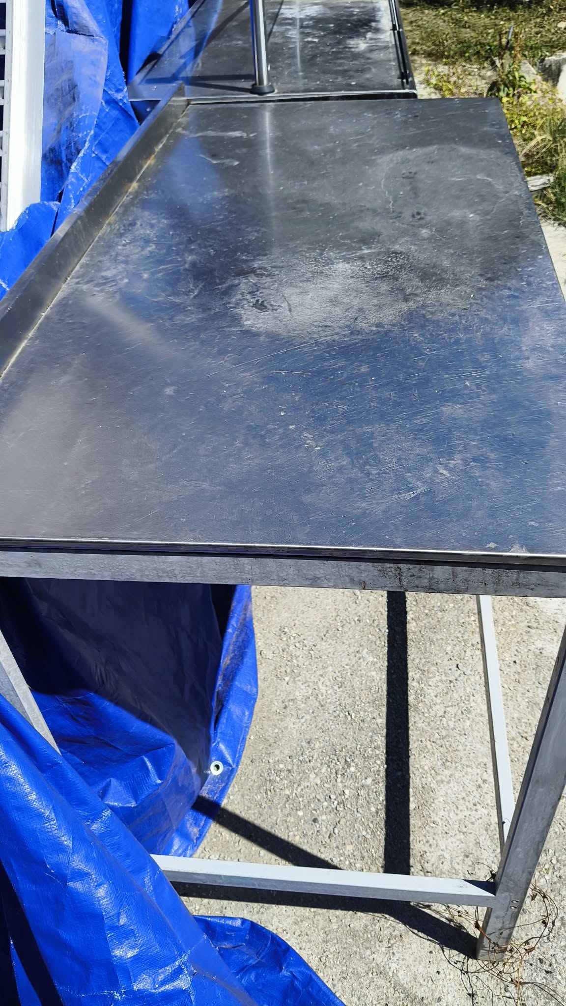 Masa profesionala din inox cu rebord – masa de lucru HoReCa pentru restaurante si laboratoare