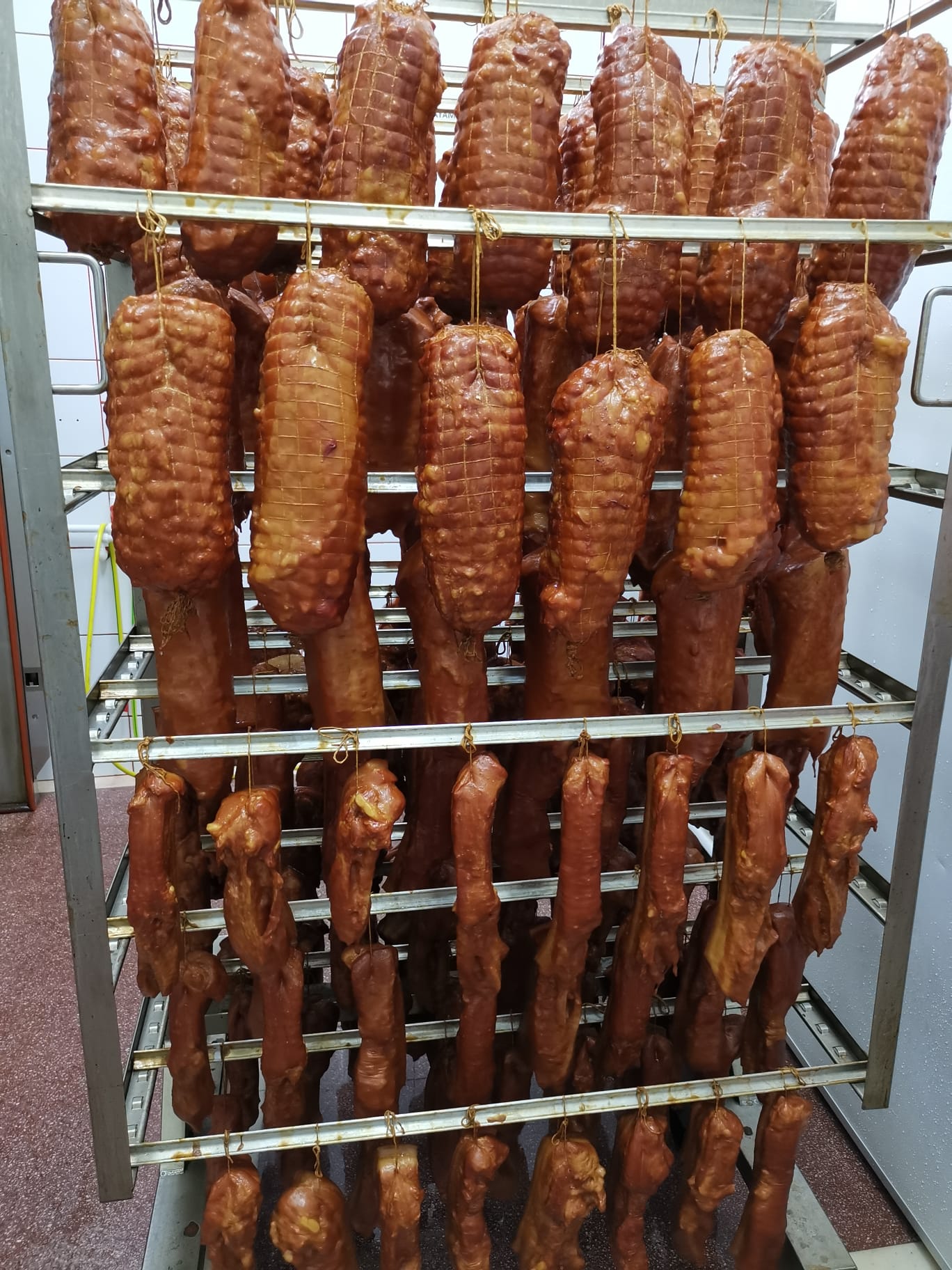 Ceafa afumata si specialitati din carne pentru HoReCa – restaurante, hoteluri, catering si magazine alimentare